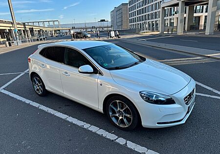 Volvo V40 D4 Ocean Race mit leichtem Karosserieschaden