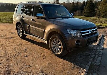 Mitsubishi Pajero 3,2 DI-D Instyle Instyle 1.Hand 177tkm