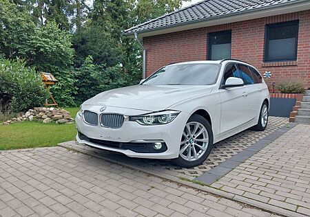BMW 320d Touring Luxury Autom. Vollleder Panora. AHK