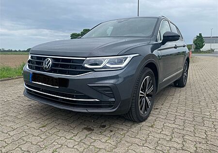 VW Tiguan Volkswagen 2.0TDI Panorama,AHK,Standheizung,IQ Licht