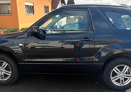 Suzuki Grand Vitara 1.6 Club Geländewagen, Wald, Jagd