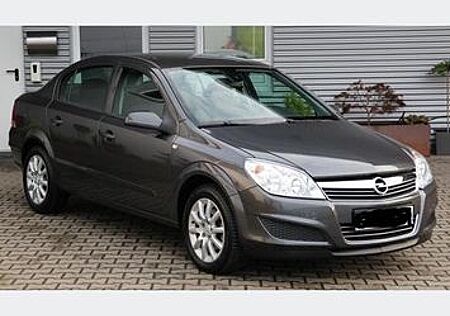 Opel Astra H 1.6 Sedan STH Edition