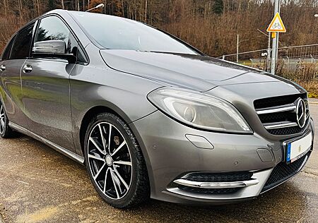 Mercedes-Benz B 180 Edition 1 - StandH+AHK+Navi+Kam+SHZ