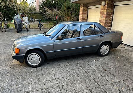 Mercedes-Benz 190 mit H-Kennzeichen und TÜV neu