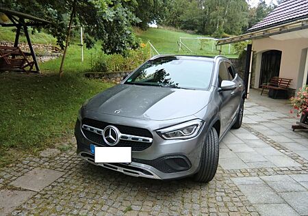 Mercedes-Benz GLA 200 7G-DCT AHK Pano