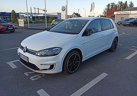 VW Golf Volkswagen e- 100 WP ACC/NAVI/CCS/RearView/Keyless
