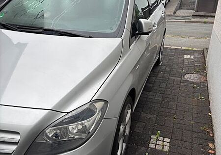Mercedes-Benz B 180 -