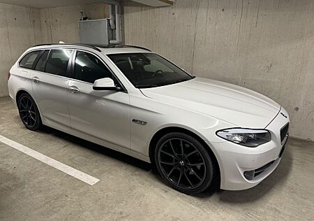 BMW 530d xDrive Touring A Luxury Line Luxury Line