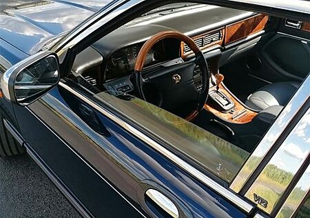 Jaguar Daimler double six 6 litre v12 Seperate sitze.