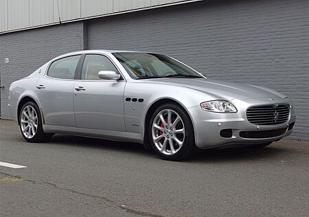 Maserati Quattroporte 4.2 V8 ZF-Automatic (in Silbergrau)