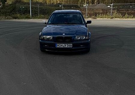 BMW 323i -