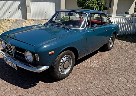 Alfa Romeo GT 1300 Junior Scalino Oldtimer Kantenhaube