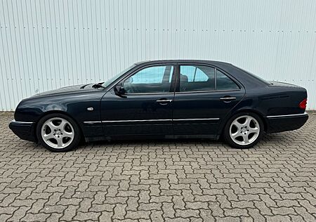 Mercedes-Benz E 240 AVANTGARDE, 2. Hand, Garagenwagen gepflegt
