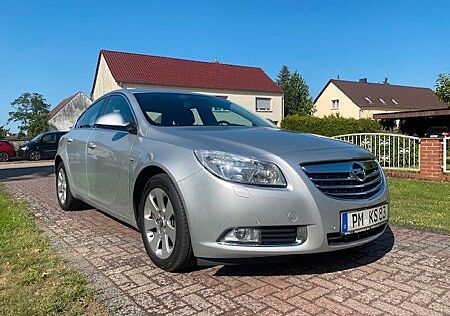 Opel Insignia Checkheft , Garage , TÜV und Insp. neu