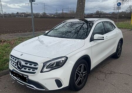 Mercedes-Benz GLA 200 Automatik *NAVI*LED*PANORAMA*PDC