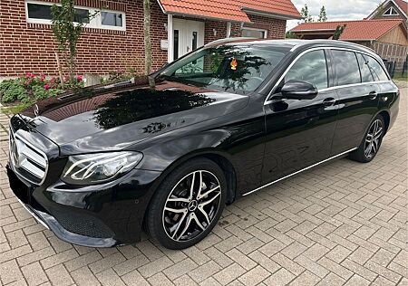 Mercedes-Benz E 220 E 220d T AVANTGARDE*2.Hand*Widescreen*Pano*Distr