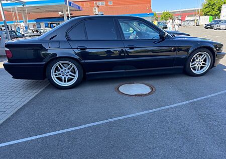 BMW 750i - Massagesitze - Abstandstempomat