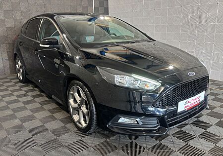 Ford Focus Lim. 2.0*ST*RECARO-R.KAM-TEMPO-SHZ-SP.FW