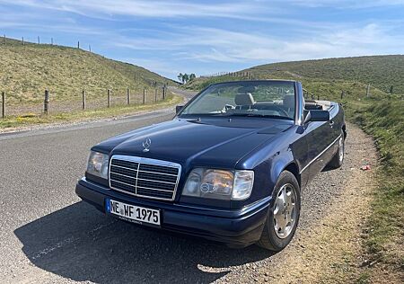 Mercedes-Benz E 320 Cabrio - blau / beige