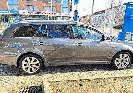 Toyota Avensis Combi Sol 2,2-l-D-CAT Sol