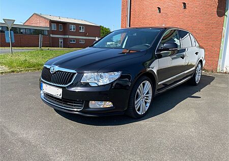 Skoda Superb Limo 2.0 tdi Klima SHZ v+h 18Zoll Navi AH