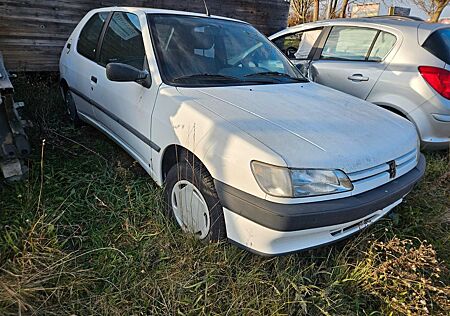 Peugeot 306 XR 1 Hd. Mit über 30 Jahren ein Oldtimer.