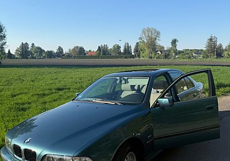 BMW 528i Auto