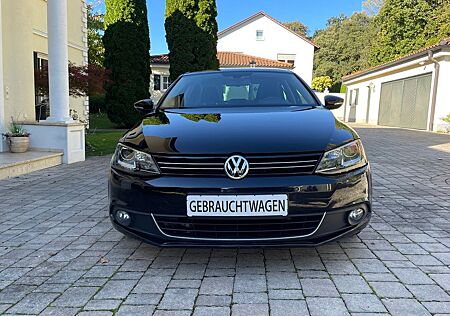 VW Jetta Volkswagen VI 1,6 TDI Navigation,Bi-Xenon,Shzg,Top !