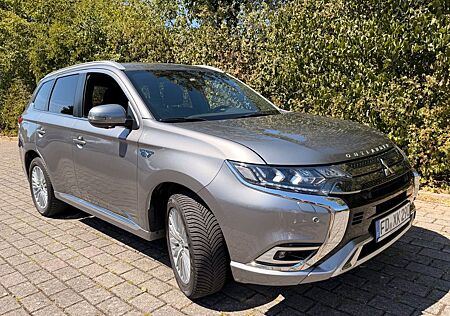 Mitsubishi Outlander 2.4 MIVEC PLUG-IN HYBRID 4WD Plus ...