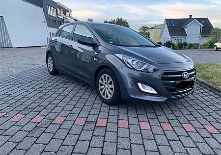 Hyundai i30 blue 1.6 CRDi 81kW Classic Classic
