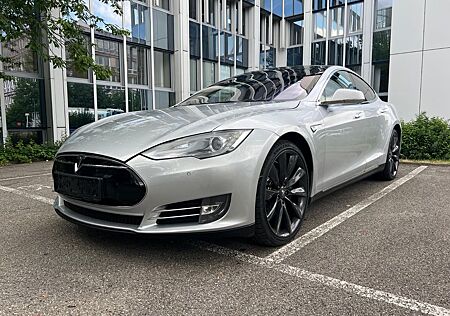 Tesla Model S 85 - Free Charger