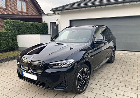 BMW iX3 Batteriezertifikat 98,5%/AHK/8-fach/M-Sport