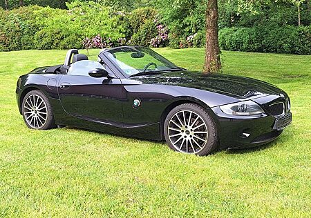 BMW Z4 2.2i - schwarz mit nur 138244 km