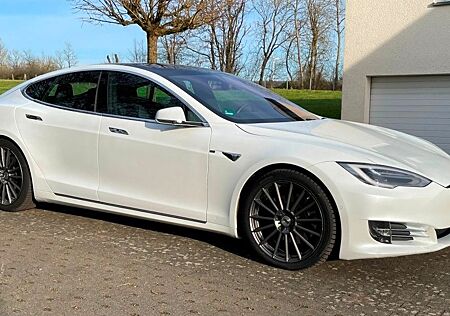 Tesla Model S Standard Reichweite -