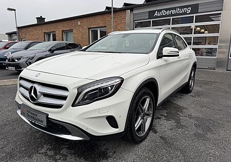 Mercedes-Benz GLA 200 7G-DCT Urban R-Kamera 8-fach