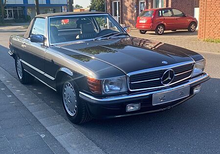Mercedes-Benz SL 300 Blauschwarz / Leder Grau