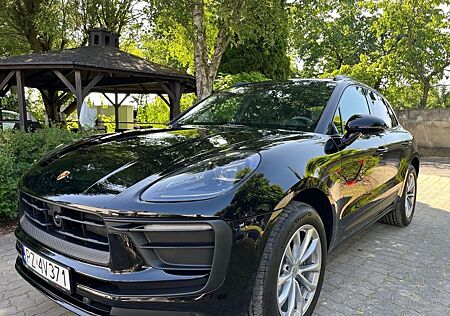 Porsche Macan - -