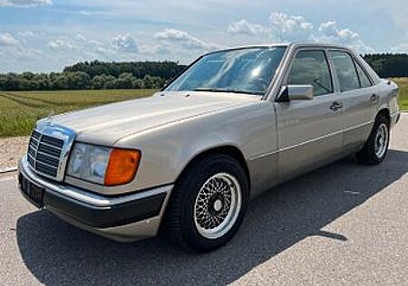 Mercedes-Benz 230