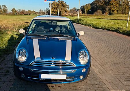 Mini Cooper Ein Klassiker in Hyper Blue Metall