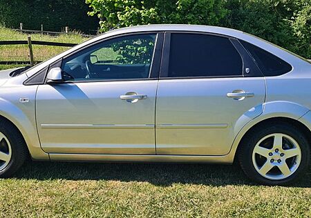 Ford Focus Lim. Ghia *DAB+*Navi*Bluetooth*PDC*R&LSens