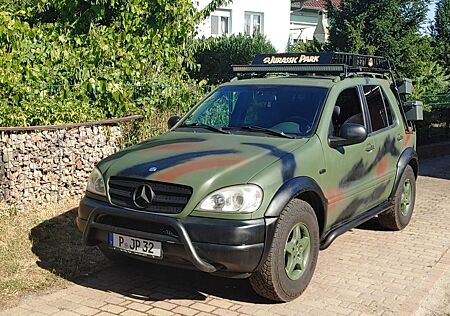 Mercedes-Benz ML 320 Jurassic Park Offroad