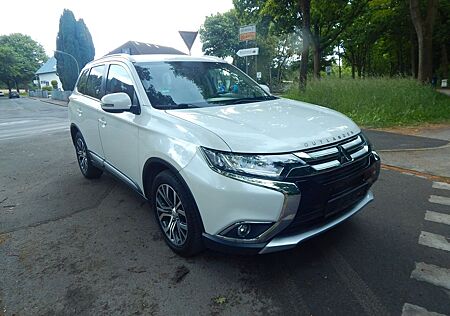 Mitsubishi Outlander 2.2 DI-D Plus Autom... 7 Sitzer