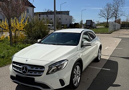 Mercedes-Benz GLA 200 d 4MATIC DCT -