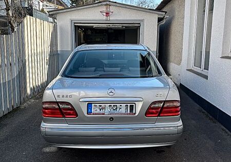 Mercedes-Benz E 220 CDI TEMPOMAT SCHIEBEDACH