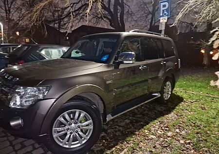 Mitsubishi Pajero 3,2 DI-D 4WD Edition 30 Automatik Edi...