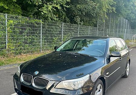 BMW 523i Adapt. Kurvenlicht/70Tsd Km/1. Hand/TÜV NEU