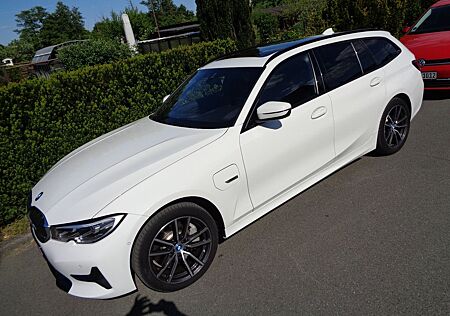BMW 330e T. Sport Line Leder Pano.Live Cock.HIFI AHK