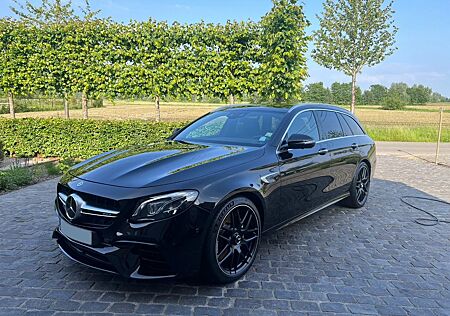 Mercedes-Benz E 63 AMG Mercedes-AMG E 63 4MATIC+ T Autom. ...