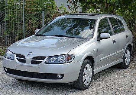 Nissan Almera 1.5 acenta / Klimaautomatik / 5-Gang /