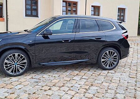 BMW iX1 xDrive30 -M-Sport, Panorama, Navi Prov, AHK